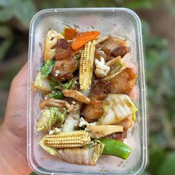 ผัดผักรวมหมูกรอบราดข้าว