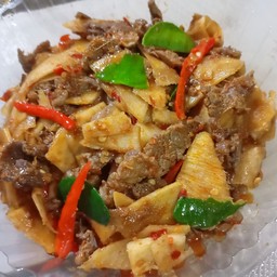 ผัดเผ็ดเนื้อ(หน่อไม้ดอง)