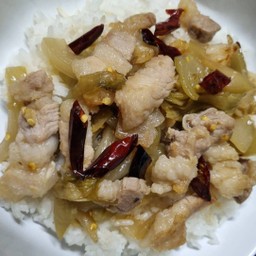 ข้าวราดหมูสามชั้นผัดผักกาดดองใส่พริกแห้ง