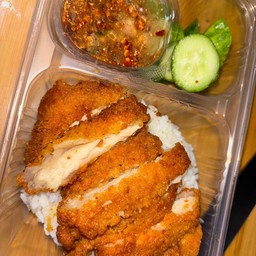 ข้าวหน้าสะโพกไก่ทอด (ไม่มีกระดูก)