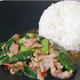 ผัดคะน้าหมูหมักราดข้าว pork