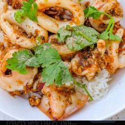 ข้าวปลาหมึกทอดกระเทียม