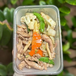 ผัดผักรวมไก่ราดข้าว