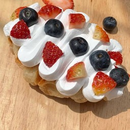 ครอฟเฟิล วิปครีม สตอเบอร์รีี บลูเบอร์รี่