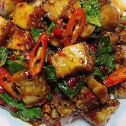 ผัดพริกเผาหมูกรอบ กับข้าว