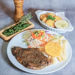 สเต็กหมูพริกไทยดำ(ไม่ติดมัน) + นักเก็ตไก่ 5 ชิ้น