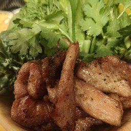 หมูสะโพกติดมัน+ข้าวเหนียว+ผักสด+ปลาร้าสับ+น้ำจิ้มแจ๋ว