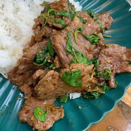 กระเพราเนื้อชิ้น ราดข้าว