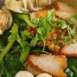 ชายสี่บะหมี่เกี๊ยวหน้าเซเว่นบางเพรียงพัฒนาจุด2