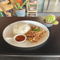 ข้าวหมูกรอบคั่วพริกเกลือ