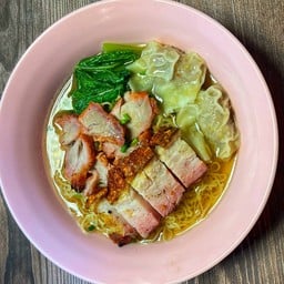 บะหมี่เกี๊ยวน้ำหมูแดงหมูกรอบย่างเตาถ่าน