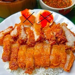 ข้าวราดหมูสามชั้นทอดงา น้ำจิ้มแจ่ว