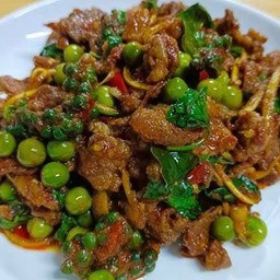 ผัดเผ็ดเนื้อชิ้น กับข้าว