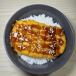 ข้าวไก่ทอด ซอสทงคัตสึ