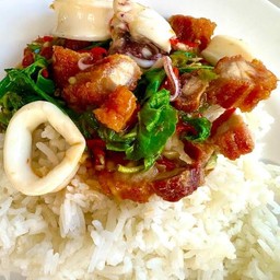 ข้าวกระเพราะหมูกรอบ + ปลาหมึก แห้งๆ