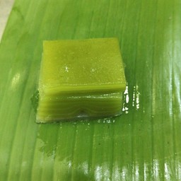 ขนมชั้นใบเตย(ชิ้นละ)