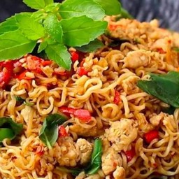 มาม่าผัดกระเพราไส้กรอก