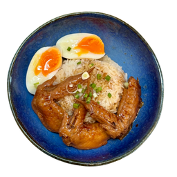 E6 ข้าวปีกไก่ตุ๋นซอสคาคุนิ