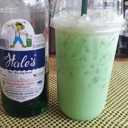 นมเขียวเย็นพร้อมน้ำแข็ง