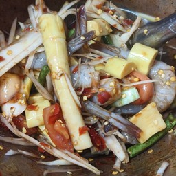 ตำกุ้งสดหน่อไม้มะละกอ