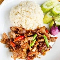 ข้าว เนื้อชิ้นผัดน้ำพริกกะปิ