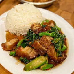 คะน้าหมูกรอบราดข้าว