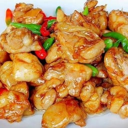 ข้าวไก่ผัดกะเทียมพริกขี้หนูสวน