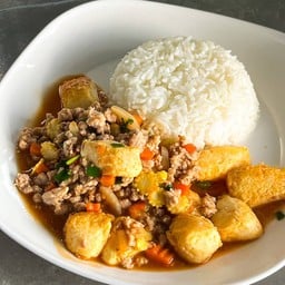 ข้าวราดผัดเต้าหู้หมูสับทรงเครื่อง