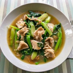 ราดหน้า  เส้นใหญ่ หมูชิ้น