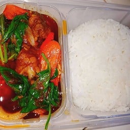 ผัดพริกแกงเนื้อตุ๋นราดข้าว