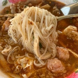 จั๊บ เส้นเล็ก หมูเด้ง+เล้ง