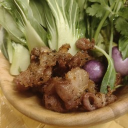 ใส้ออ่นแดดเดียวทอดกระเทียม+ผักสด+ปลาร้าสับ+น้ำจิ้มแจ่ว