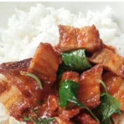 ข้าวหมูกรอบผัดพริกแกง