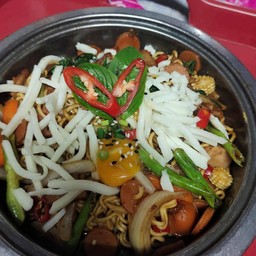 มาม่าชีสผัดกะเพราไก่