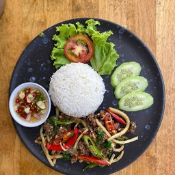 ข้าวกะเพราเนื้อหน่อไม้