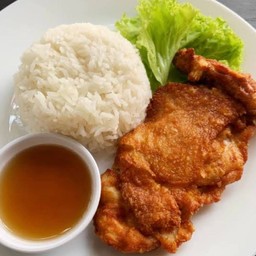 ข้าวไก่ทอดซอสน้ำปลา