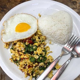 ข้าวกะเพราไก่ผัดพริกแห้ง+ไข่ดาว