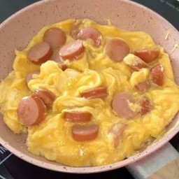 ข้าวไข่ข้นไส้กรอก