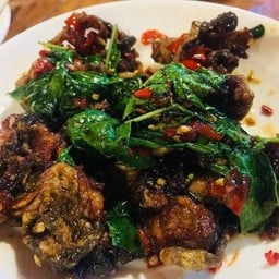 กระเพรากบทอด กับข้าว