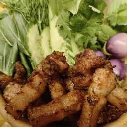 หมูสามชั้นแดดเดียวพวง+ข้าวเหนียว+ผักสด+ปลาร้าสับ+น้ำจิ้มแจ่ว