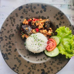 ข้าวกะเพราไก่ไข่เยี่ยวม้า
