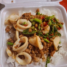กระเพราเนื้อสับปลาหมึก