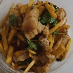 กะเพราหน่อไม้หมูสามชั้น กับข้าว