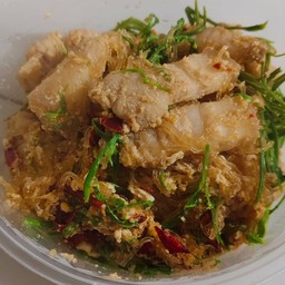 ผัดวุ้นเส้นชะอมไข่หมูสามชั้น