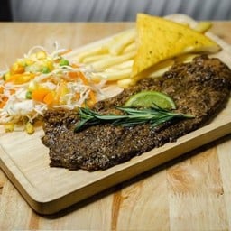 สเต็กเนื้อเซอร์ลอยพริกไทยดำ