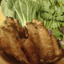 ปีกไก่กลางแดดเดียวพวง+ข้าวญี่ปุ่น+ผักสด+น้ำจิ้มแจ่ว+ปลาร้าสับ