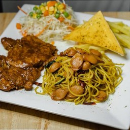 สเต็กเนื้อริบอายบาร์บีคิว+สปาเก็ตตี้ผัดพริกแห้งไส้กรอกไก่