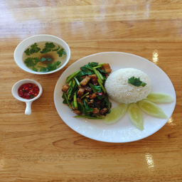 ข้าวคะน้าหมูกรอบ