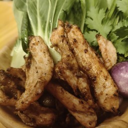 อกไก่พวงแดดเดียว+ข้าวเหนียว+ผักสด+น้ำจิ้มแจ่ว+ปลาร้าสับ