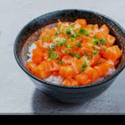 ข้าวหน้าปลาดิบซอสยากินิกุ